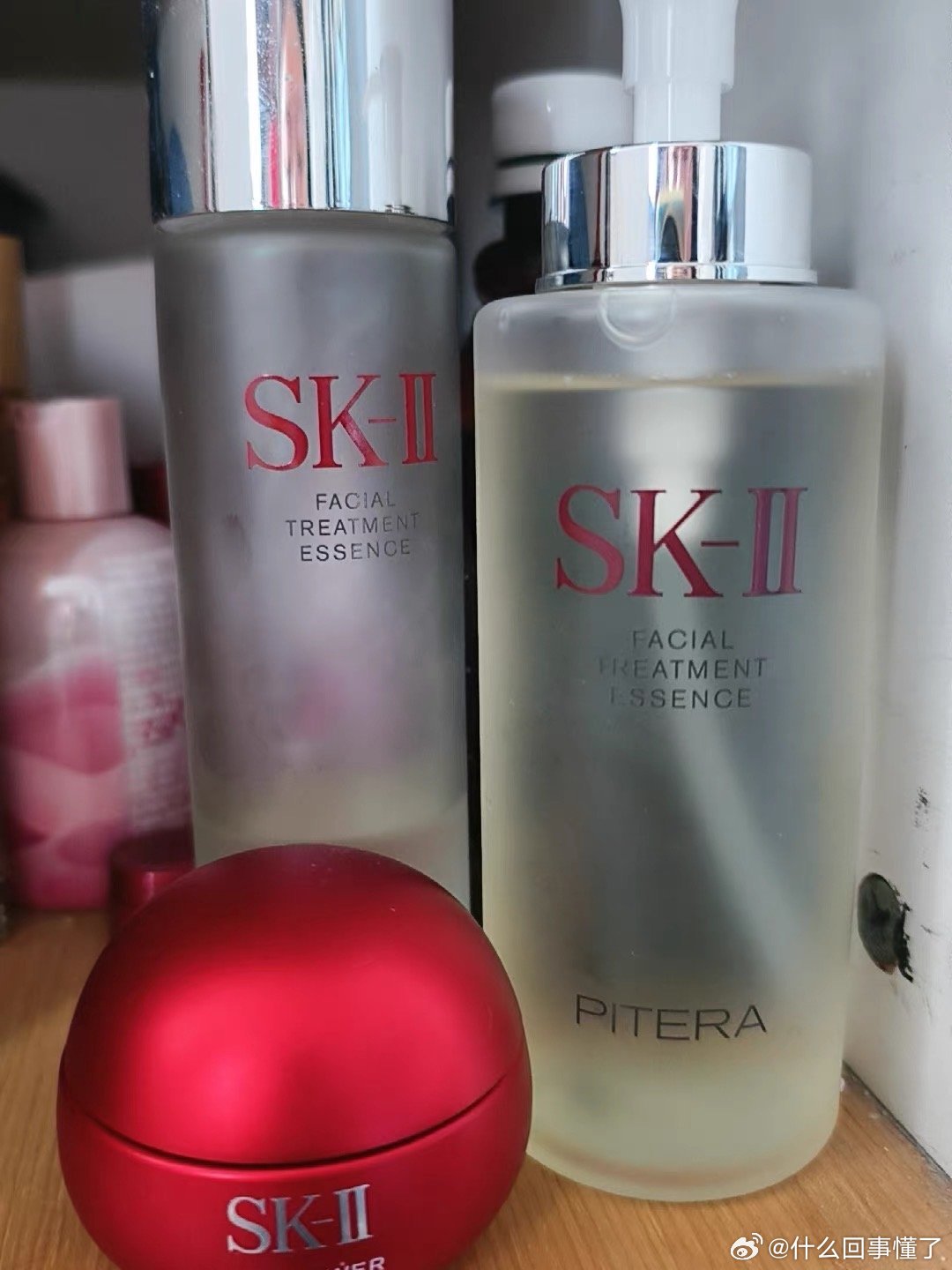 sk2神仙水的质地油皮大爱。水状流动质地，贼拉清爽，一点都不粘。吸收后脸上是哑光