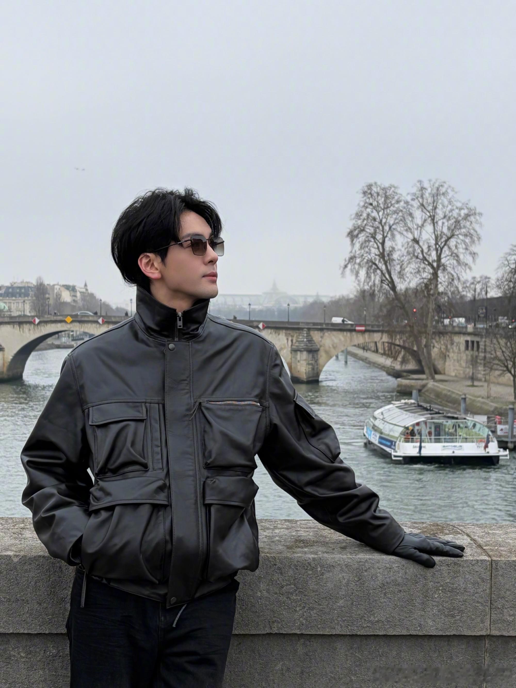 曾舜晞分享巴黎明信片，这完全素颜啊，状态也太好了 