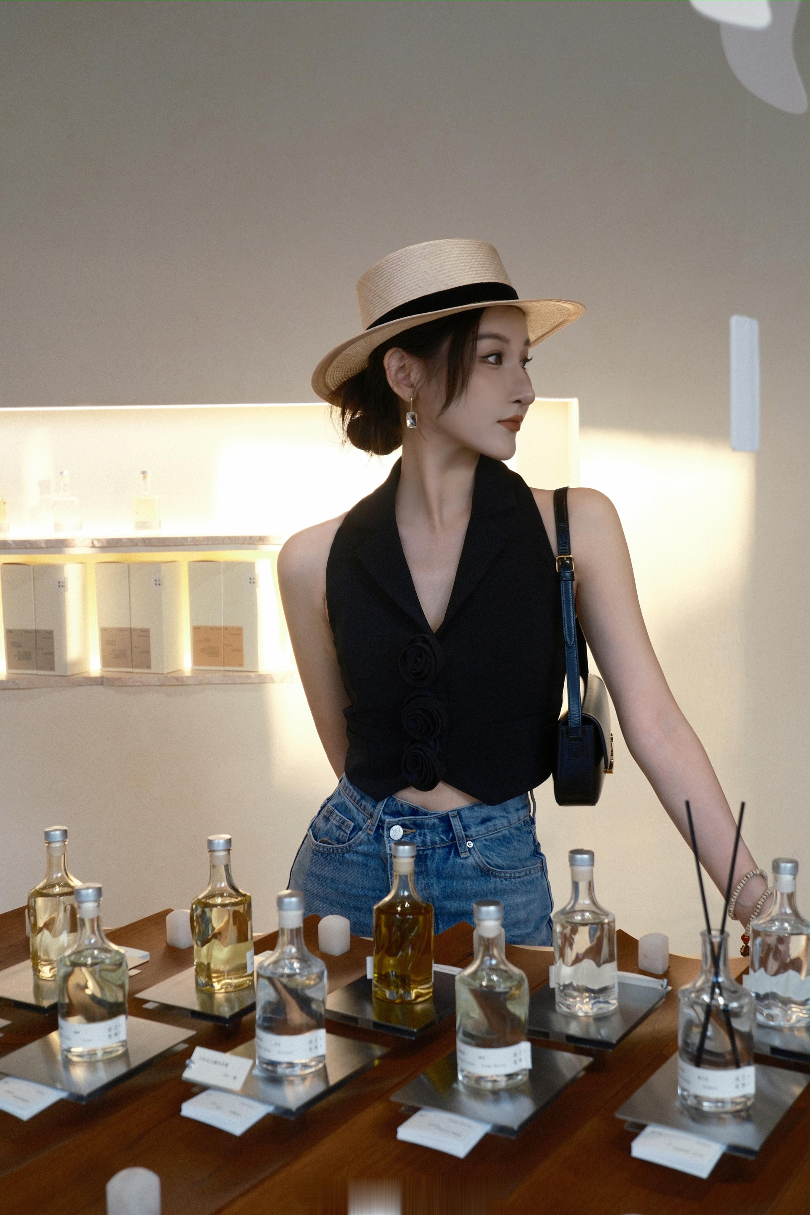 深圳傍晚的秋日暖阳太治愈了轻松就拍出电影氛围感🎬今儿个看到侯孝贤导演因患失智症