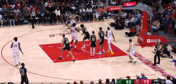 练出来了！谢泼德7记三分平纪录！
在今天NBA常规赛火箭对阵雄鹿的第三节比赛中，