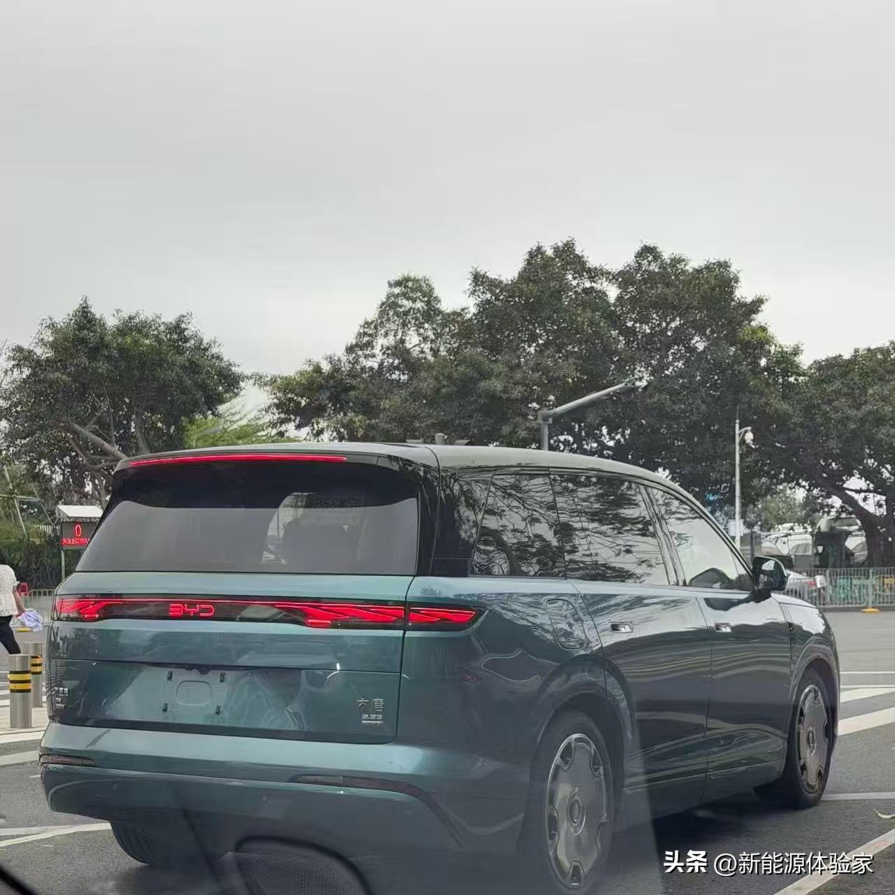 比亚迪大唐这台青釉色的大家伙，实车质感直接拉满！
贯穿尾灯、悬浮车顶，还有这台大