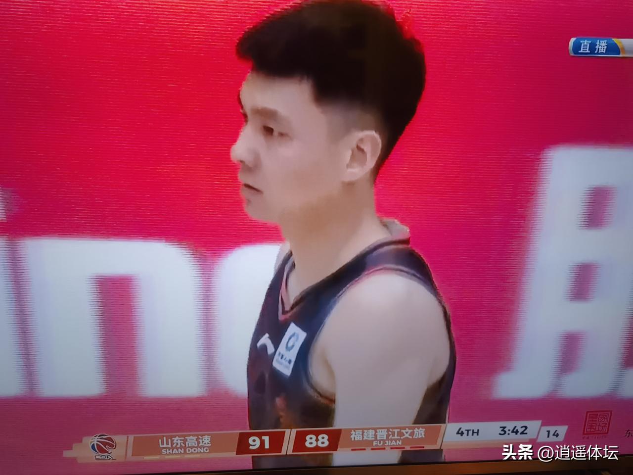 山东高速男篮这是打了一场臭球啊！这是打了些什么玩意儿？要防守，没防守，要配合，没