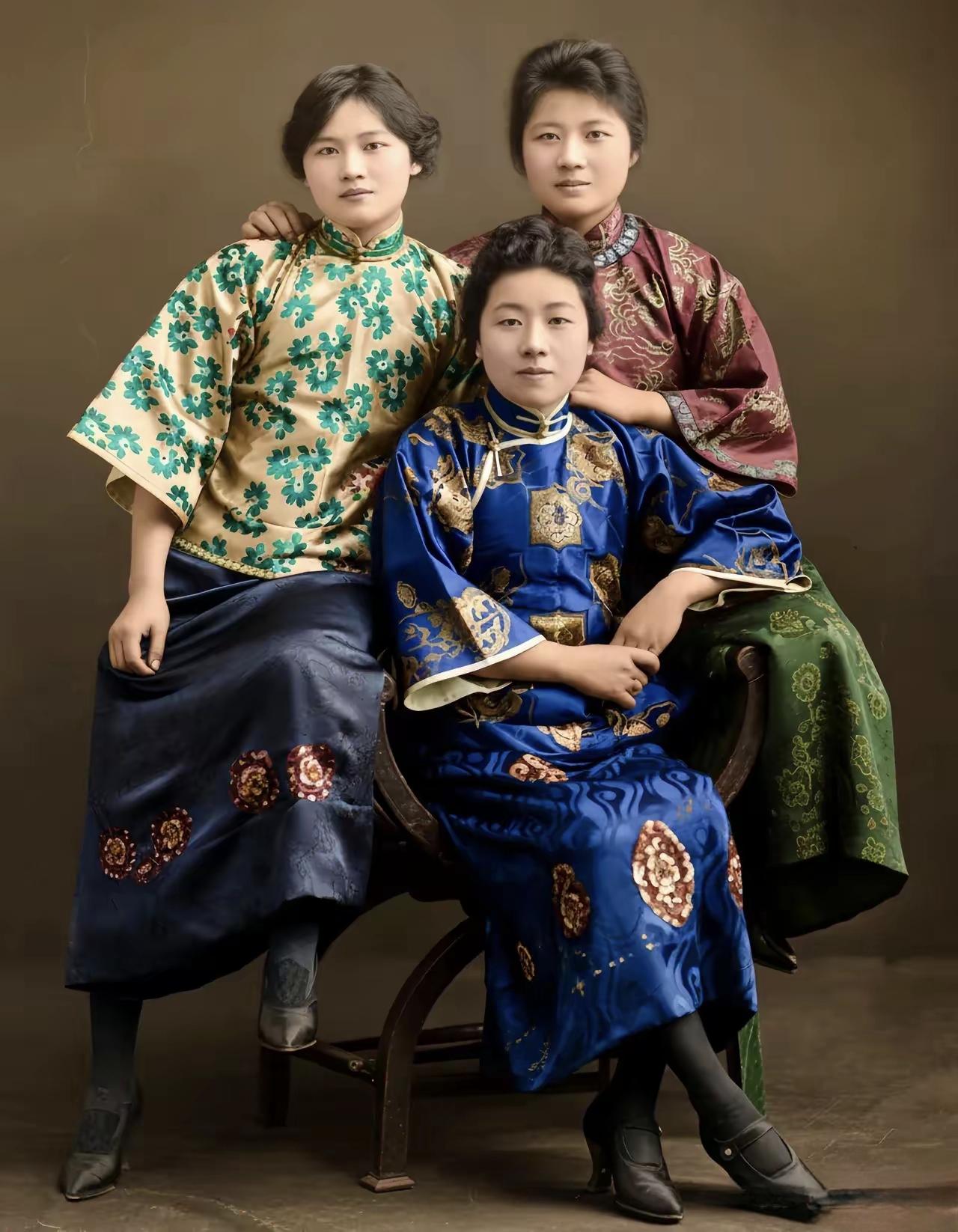 这是1919年，宋氏三姐妹的合影照。
      “一龙生九子，九子各不同。”一