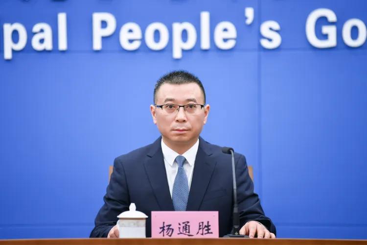 桃源本是无尘境，贪念偏污大酉春。

假日上班第一天，重庆今年第三位现任区县“一把
