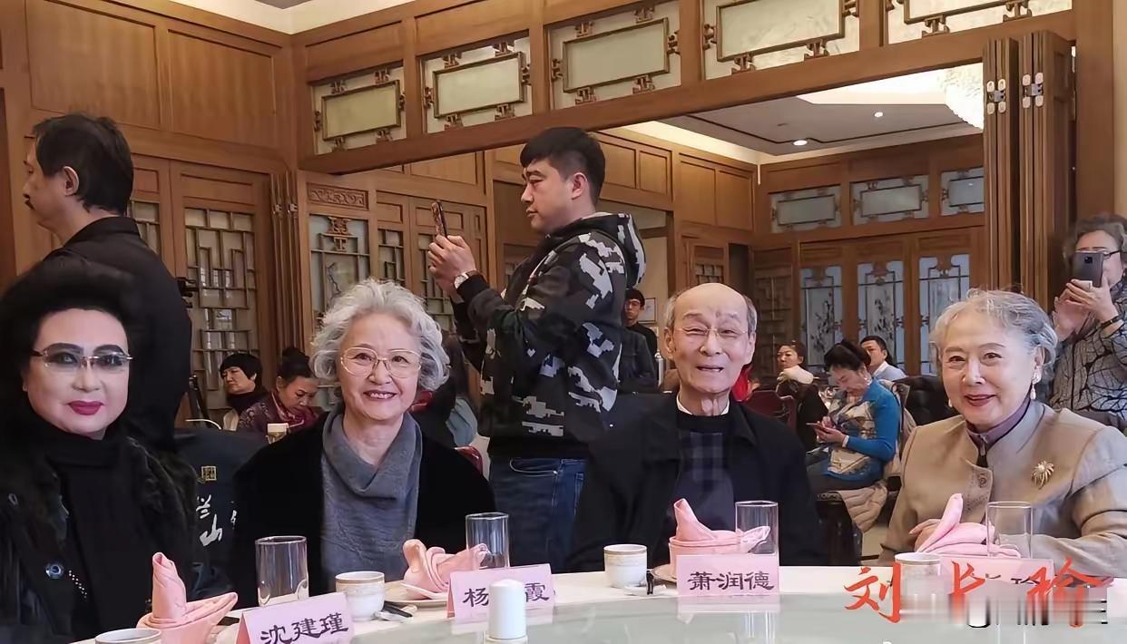 王铎：四位京剧名家
从刘长瑜来看，这些人还真的，都是老人了。时光过得真快啊！