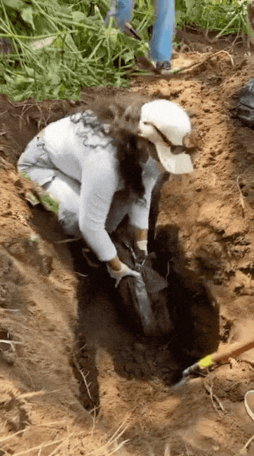 现场挖掘“高达”零件：就在世界杯场馆旁边，美国旁边墨西哥就这么恐怖？视频是真实现