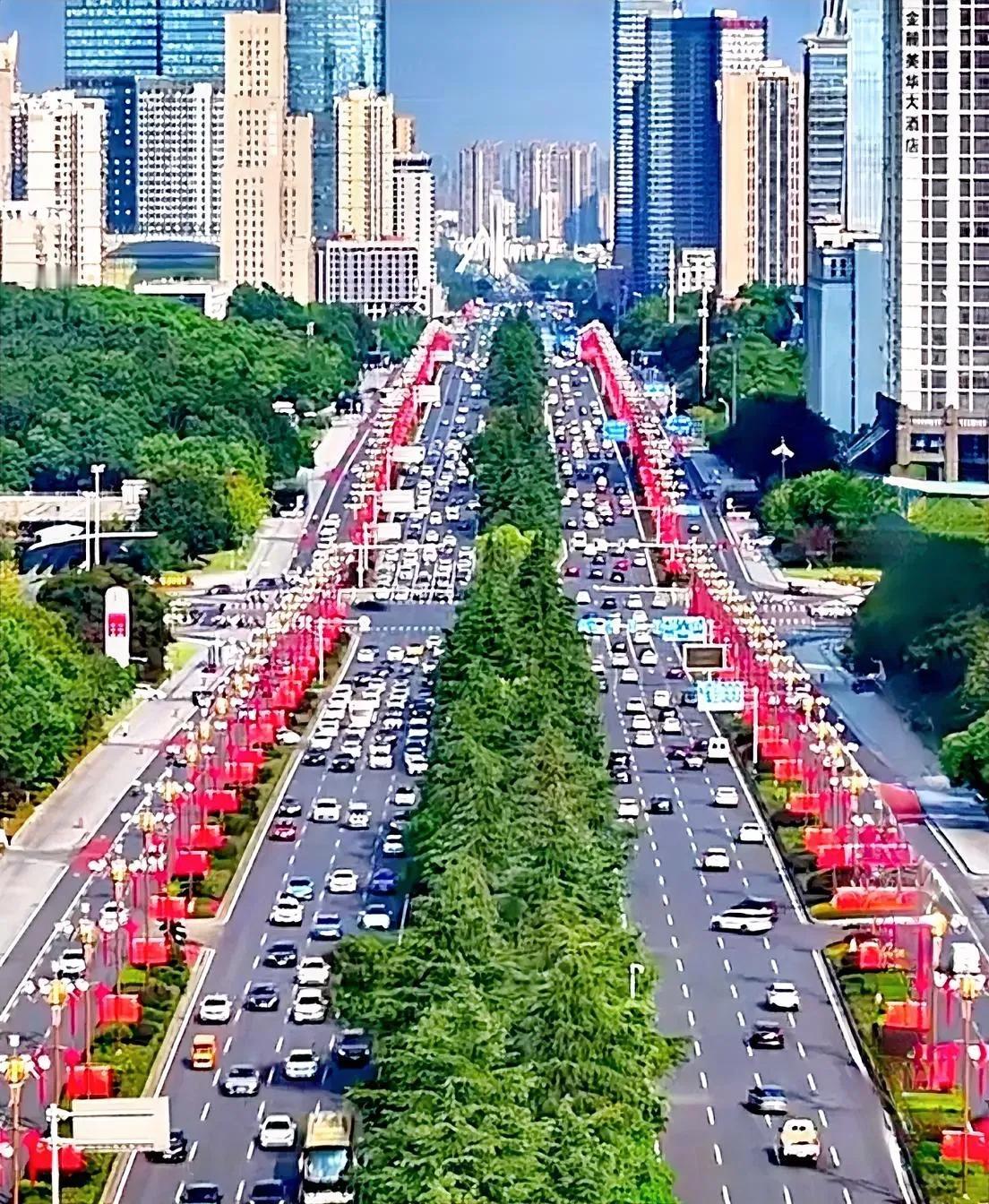 #秋日生活打卡季#国庆节来临之际，长沙城区公路的两旁都挂满了五星红旗，这国庆节对