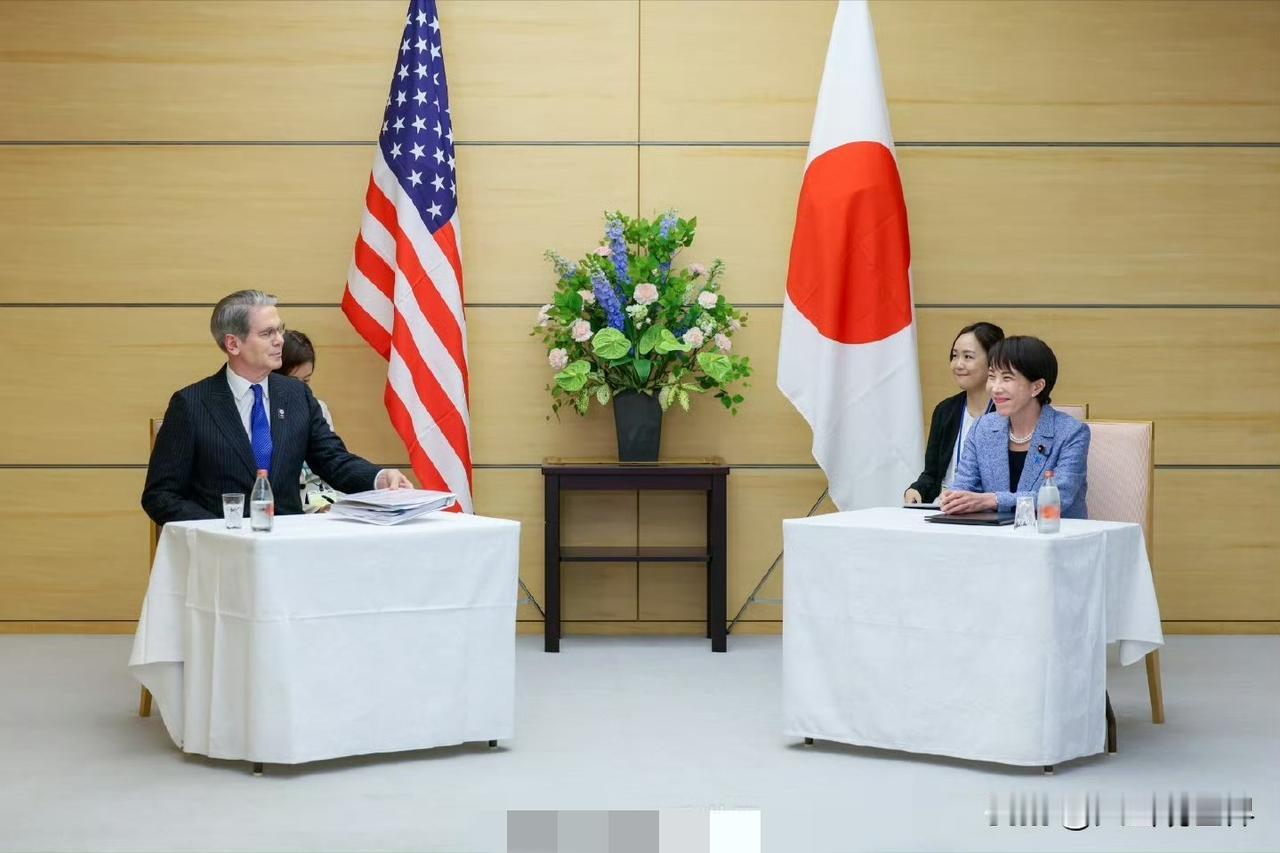 真的被这次美日会面细节整笑了😂
 
美国财长跑去东京见高市早苗
别人外交都是共