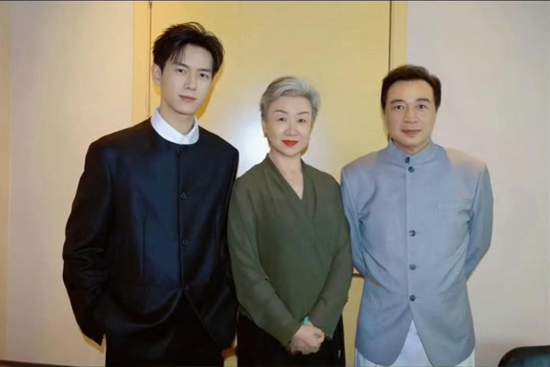 李现《雾里青》没见过的新合照孟弗渊新中式西装也太帅了，这个气场好沉稳李现李现