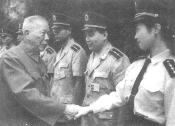 1997年罗元发视察某基地时亲切接见干部战士。