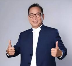 1982年，张明敏唱完《我的中国心》后，被香港乐坛除名，正当他心灰意冷准备回电子