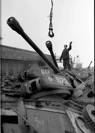 60年代，苏联拆解的IS-2和T-34 ​坦克