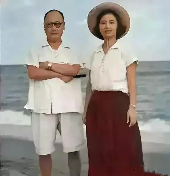 1971年7月，陈毅和夫人张茜在北戴河海边拍了这张珍贵的照片。镜头中的陈毅看起来