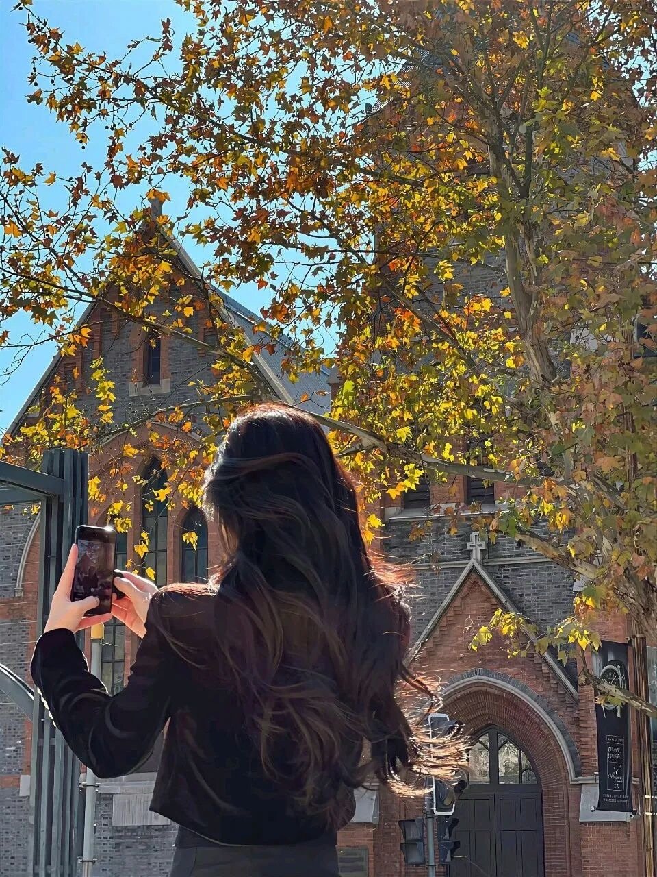 好话坏话都说尽了 也算圆满 无论以后你和谁并肩同行 我都祝福。 