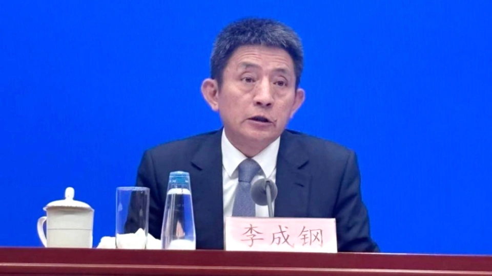 【#李成钢回应稀土管制与绿色发展# 】国新办10月31日上午举行国务院政策例行吹