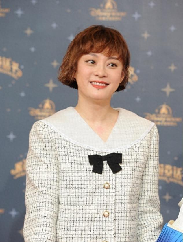 孙俪彻底换风格！泡面头配西装短裙，这造型也就她能撑出国际味儿