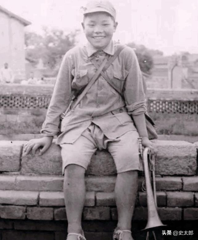 1937年12月山西晋城，少年乔志学赶庙会看戏熟睡，散场后迷糊尾随八路军宣传队赶