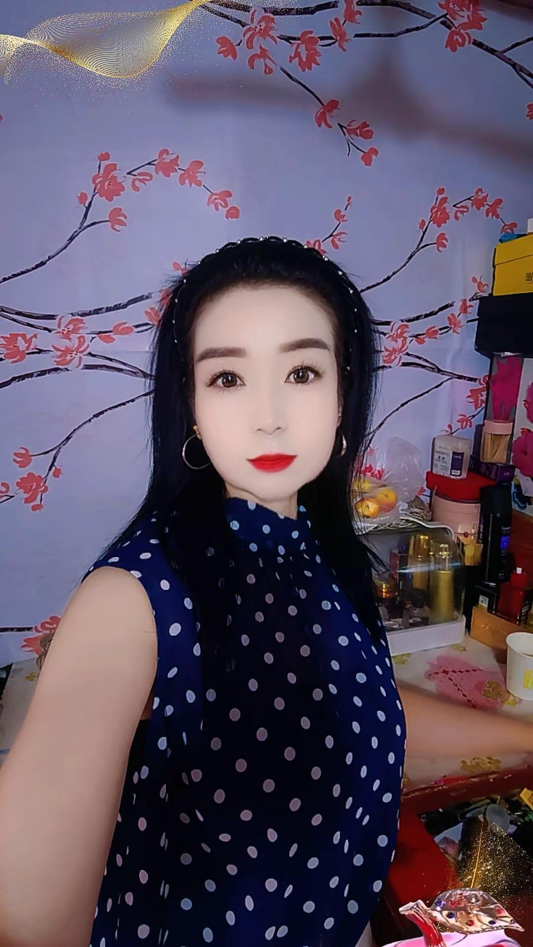 臭美是女人的天性 ，文词说的太好了，我也臭美一下。