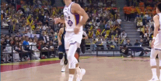 胡明轩艰难打2+1，之前两次上篮不进翻篇，后续三分球皆大欢喜

胡明轩在国家队的