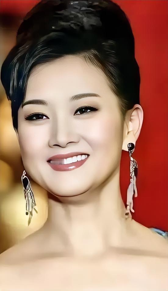 哇塞，看看这状态！都快60岁了，颜值依旧能打，真不愧是骨相美人，那股子风韵，简直