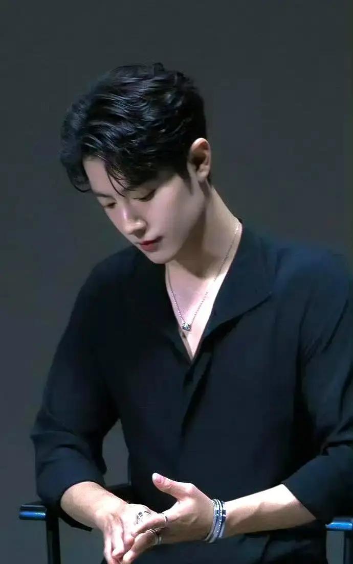 肖战工作室刚刚发博，确认他明晚走微博之夜红毯，时间卡在12点30分，地点北京水立