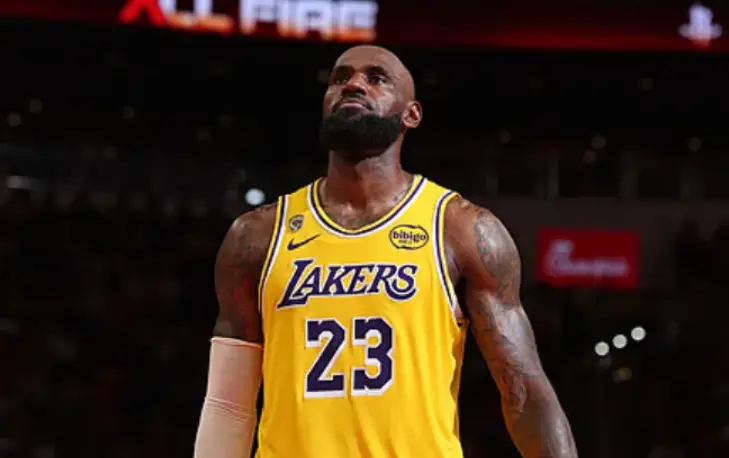 按理说湖人应该要横扫火箭了。但是考虑到上场比赛拼那么凶，中间又只隔了一天，詹姆斯