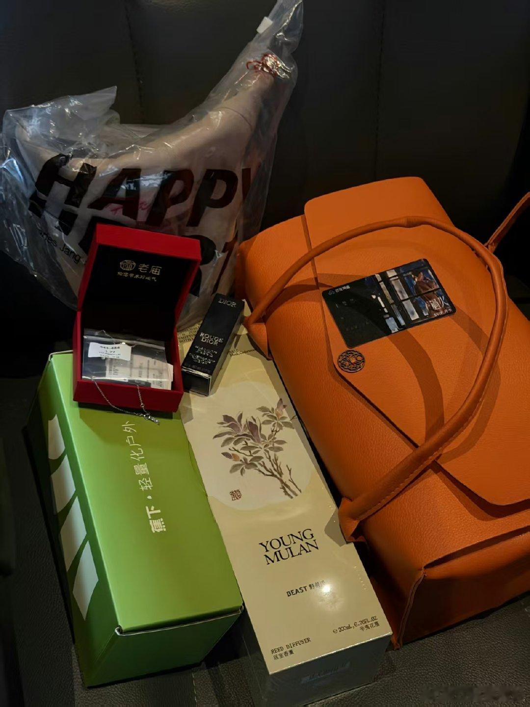 张凌赫王楚然这一秒过火伴手礼张凌赫王楚然伴手礼 张凌赫王楚然《这一秒过火》追剧团