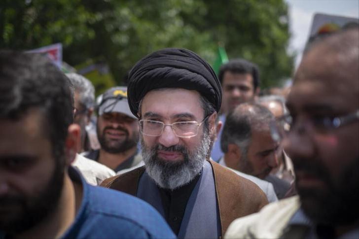 在美以的狂轰滥炸下，伊朗局势正在出现微妙变化。
 
3月3日，有三名伊朗官员发出