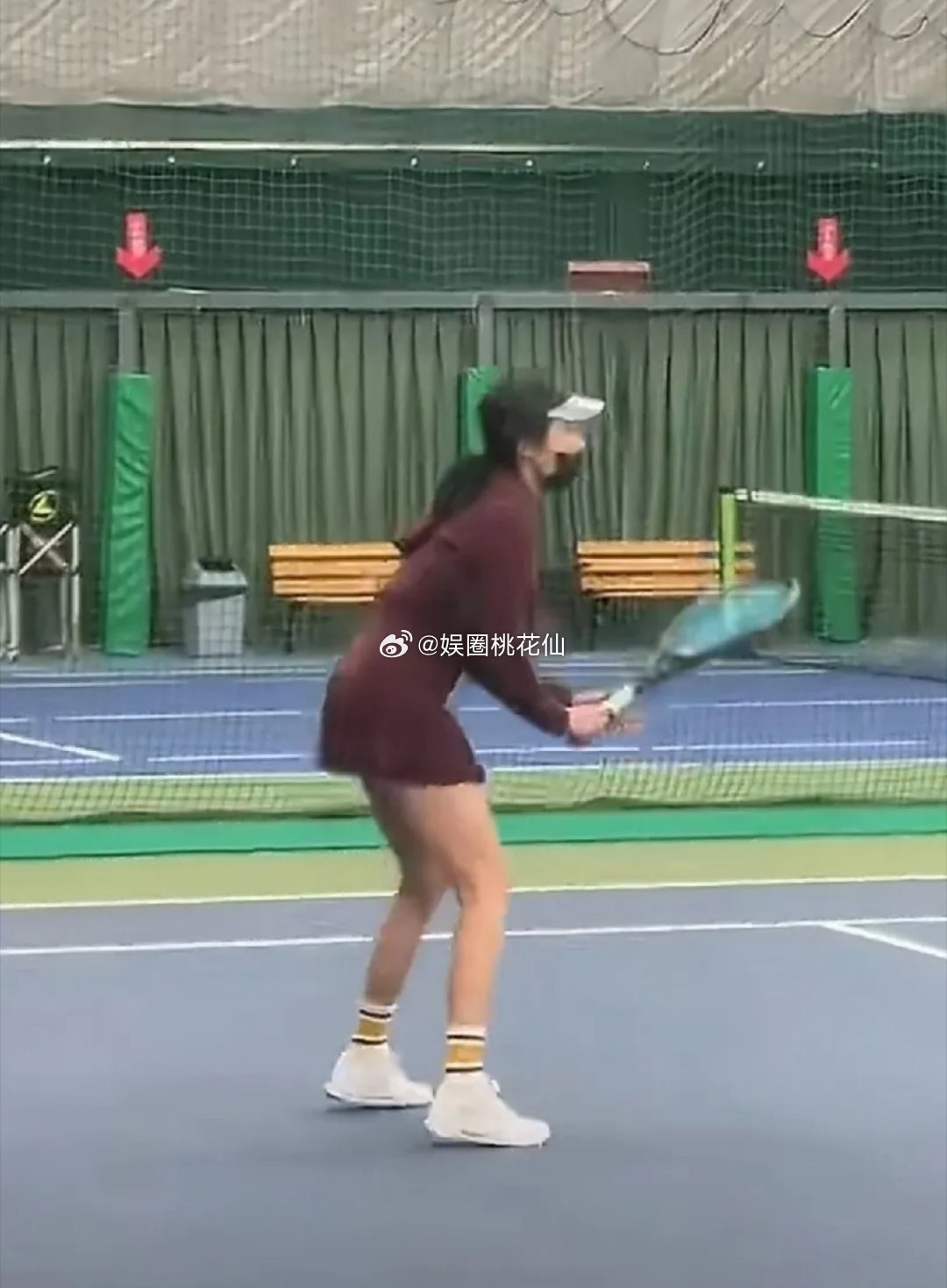 4月5日晚，关晓彤网友晒出她打网球的视频，仅凭背影就藏不住优越身材。视频里关晓彤