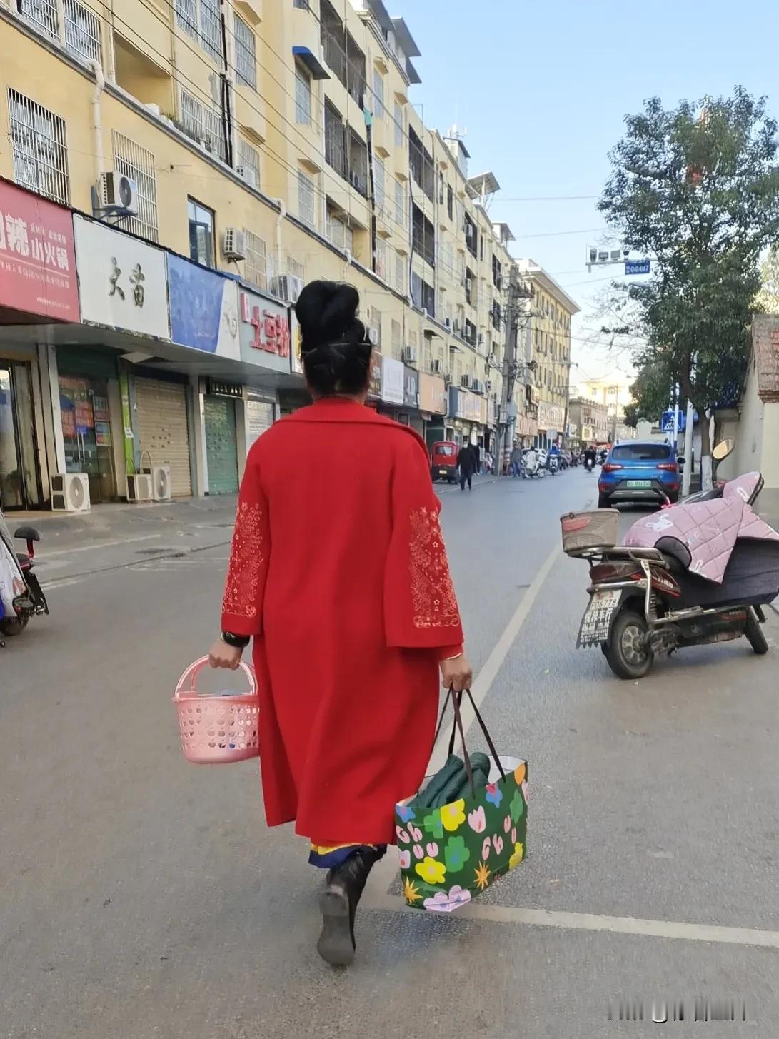 我发现一个奇怪的现象，女人到了50岁以后，腿就会慢慢变得越来越细，屁股也会越来越