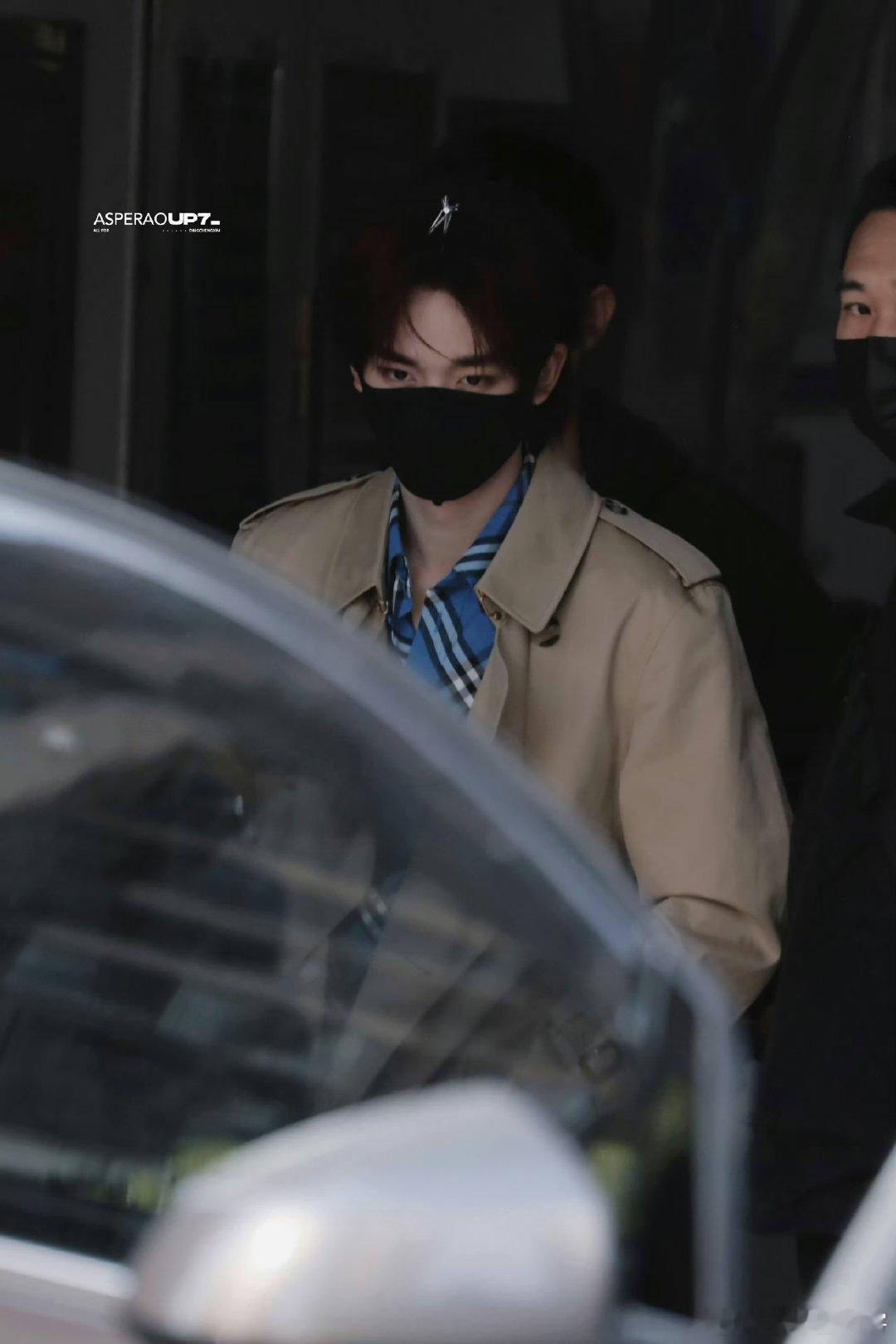 丁程鑫风衣加身气场全开！红发与英伦风的适配度拉满，熟男氛围感直接焊在身上～