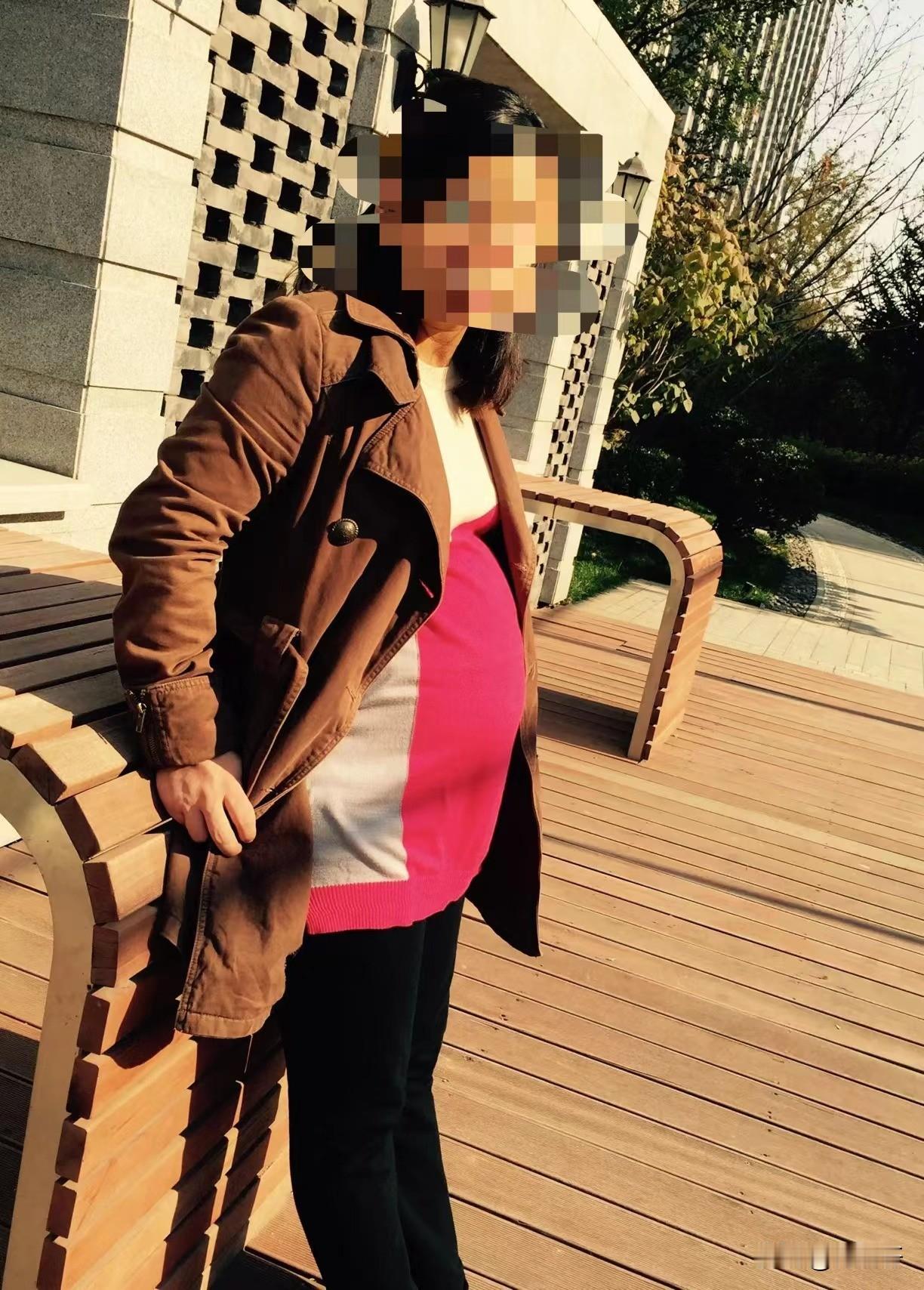 江苏南京，女子怀孕不久，丈夫就撒手人寰。公婆拿出遗嘱要继承房产，女子拖着不给房产