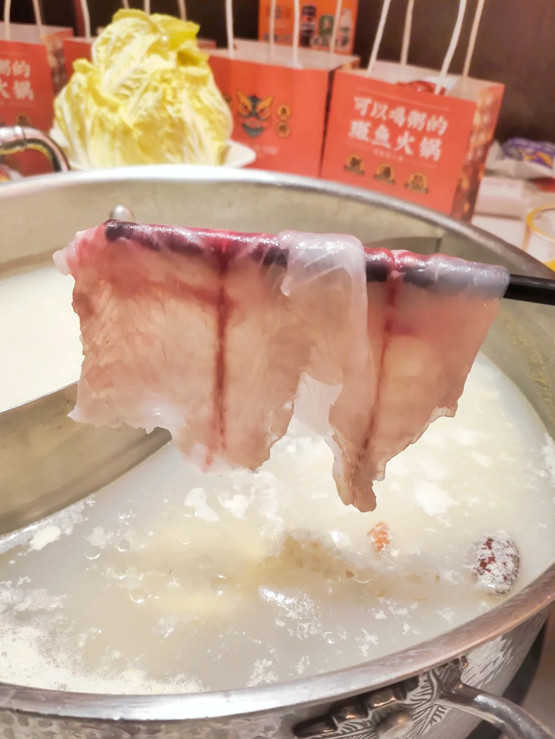 老板说鱼片可以薄如蝉翼于是我夹了起来...