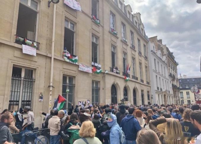 Vive la France！革命这事儿，美国学生就还得向革命老区法国看齐！
同