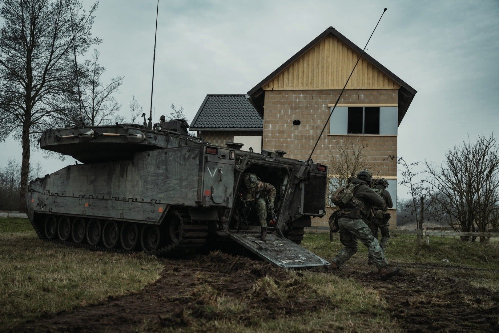 一辆CV90NL接近中…… 烽火问鼎计划  Een CV-90 nadert d