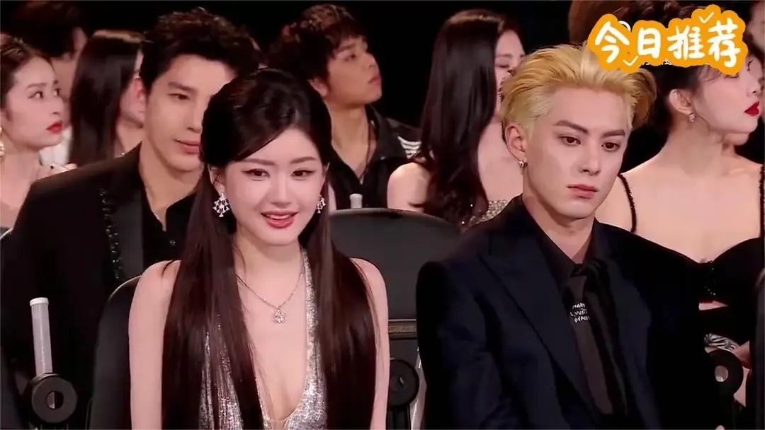 王玉雯露脐与赵露思深V谁更性感都超级性感，加上完美的脸蛋，是很多人梦寐以求的样子