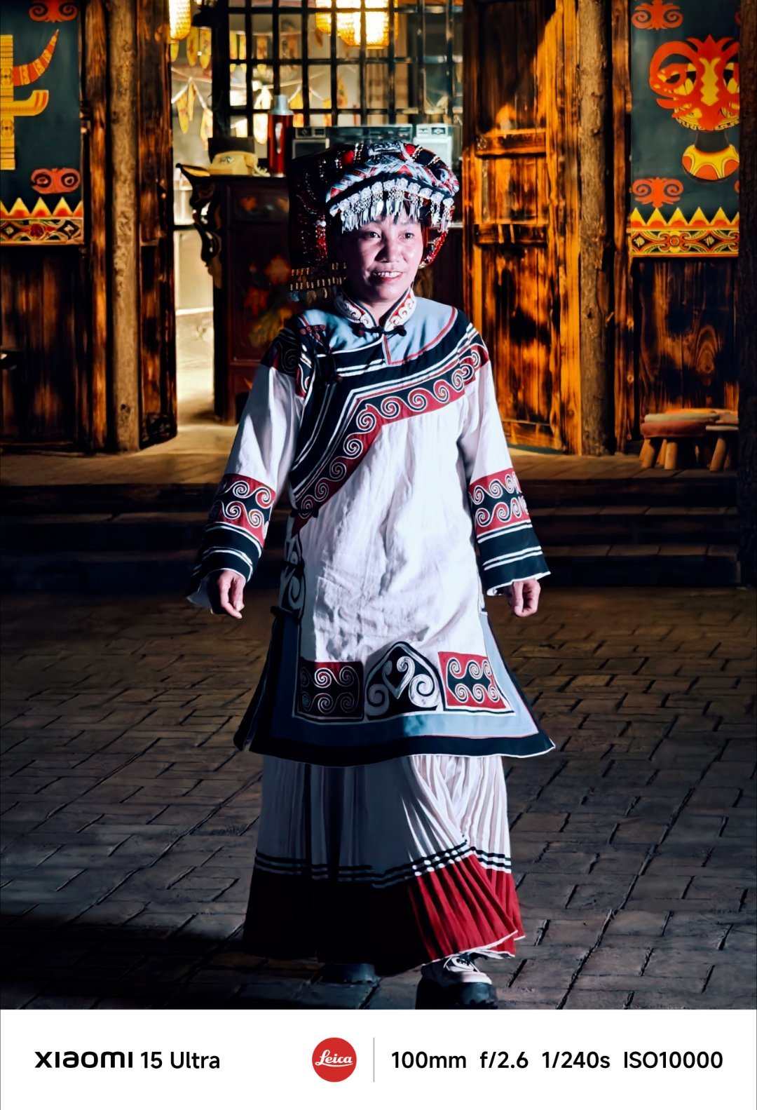 《双城记：光与火的对话》:大都市的夜景灯光如鎏金般渐次铺展，勾勒出城市第一立面的