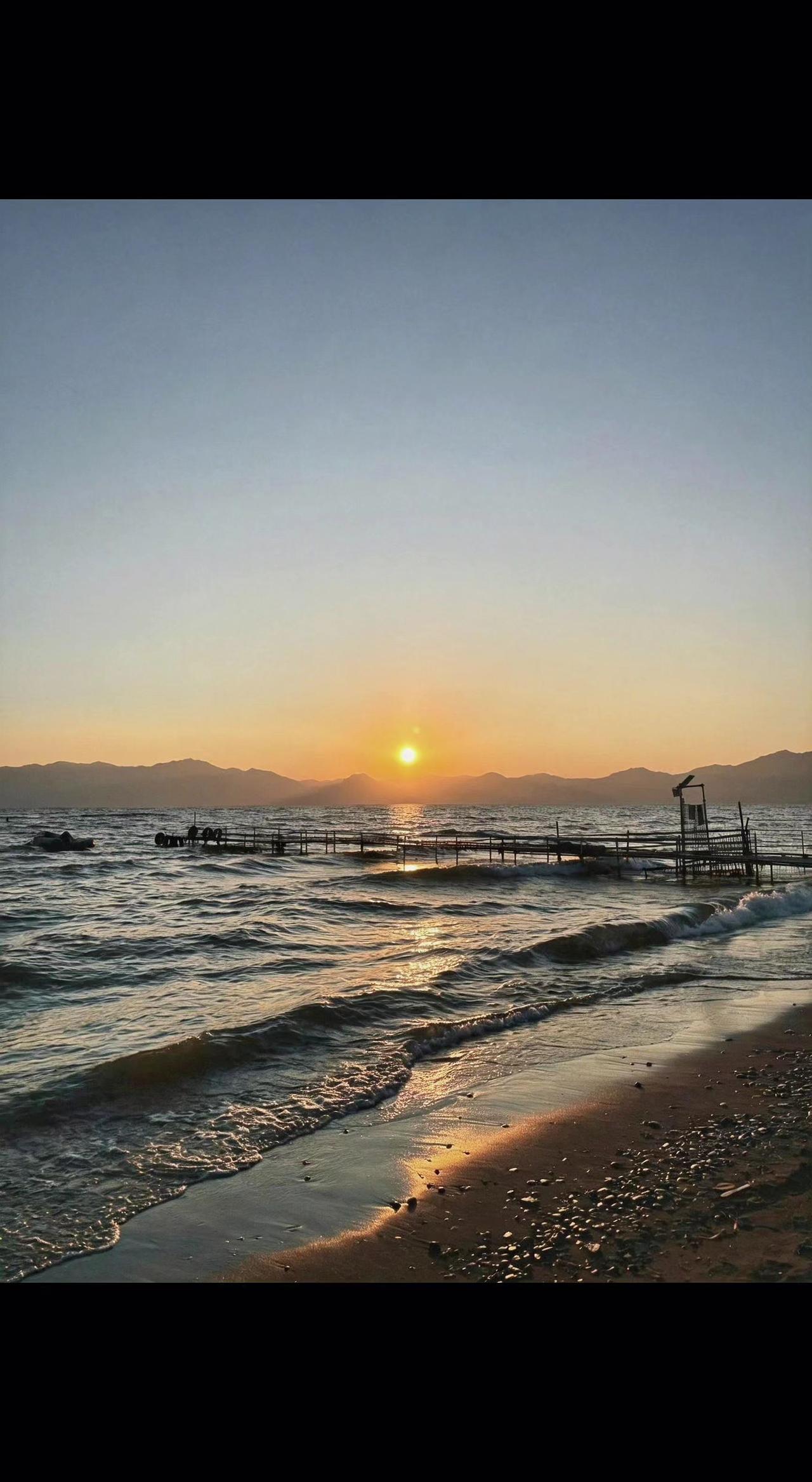 🌅浪吻沙滩碎成金箔，太阳把最后口酒洒进山海🌊。人间忽晚，浪漫从不打烊✨