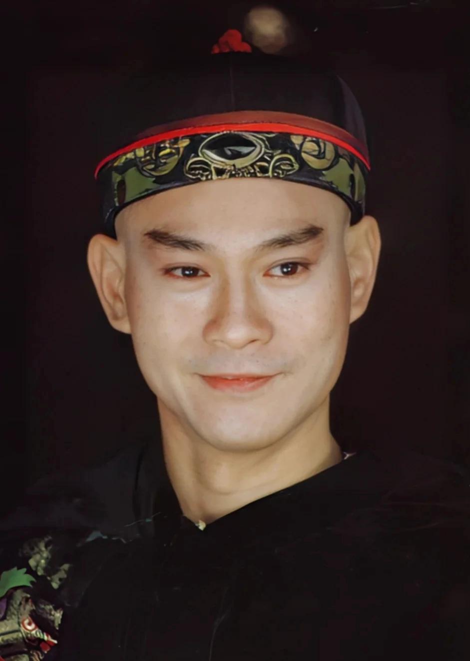 郑少秋，明明五官平平无奇，
但是为什么看起来这么帅?