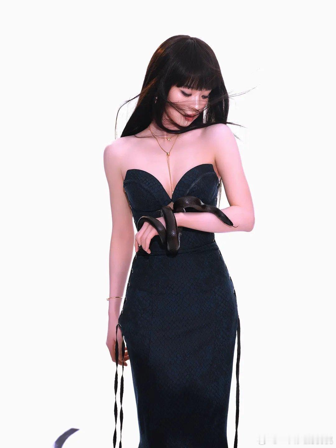 张淼怡微博视界大会 造型，换风格的蛮好看的，就是齐刘海有点像小田微博视界大会包出