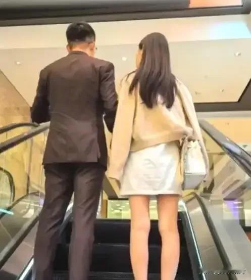 汪小菲霸气，这一招估计能把大S气到吐血！

他给小梅买了120万的包包，还开百万