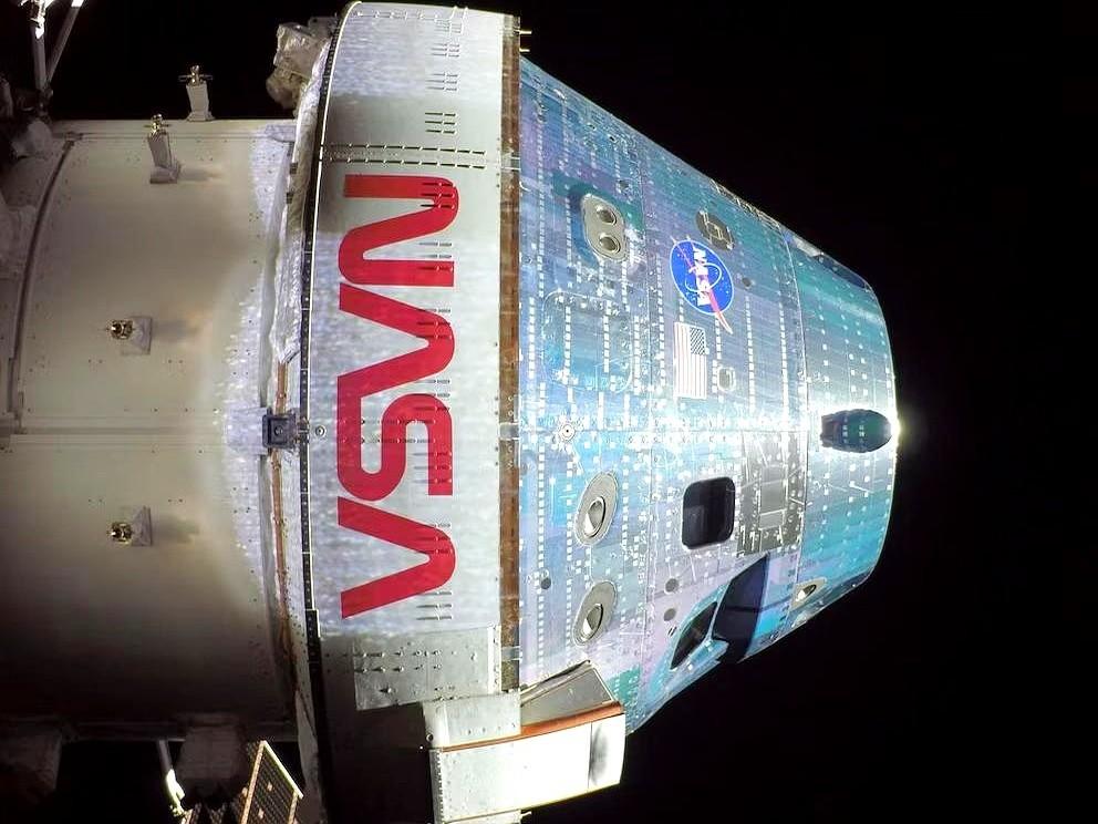 指令长雷德·怀斯曼眼看着倒计时归零，身旁三名宇航员的呼吸声都带着一丝紧绷。下一秒