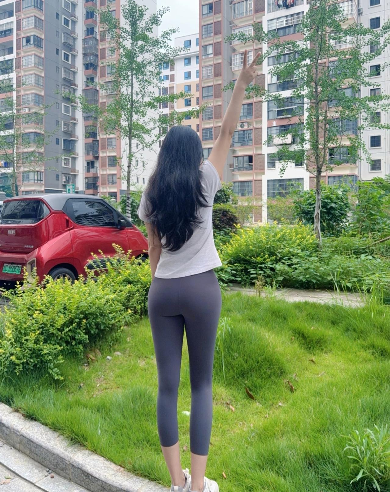 我真的想了很久，
也问了自己无数遍。
我到底哪里配不上你？
是我不够好，不够优秀