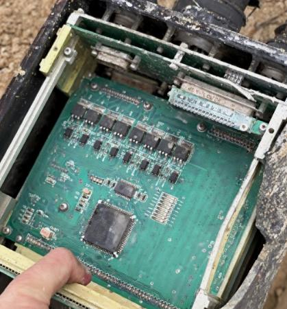 一枚被击落的伊朗导弹，肚子里的电路板照片被公开了。看到这张照片，有网友开玩笑说，