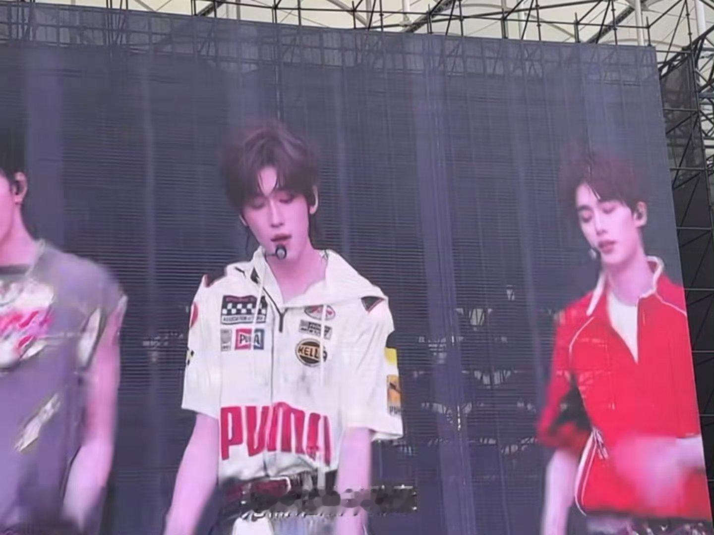 宋亚轩新音大屏啊啊啊啊啊啊小宋老师超帅超帅宋亚轩希望大家做无忧无虑的可爱冠军