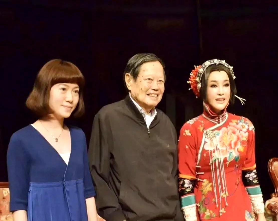2004年的香港艺术中心后台里，刘晓庆刚卸下《武则天》的凤冠，突然接到剧院助理的