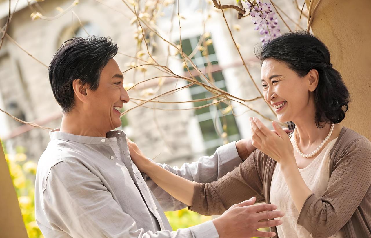 年轻人不结婚成了社会难题，要破解得从多方面入手。经济压力是“拦路虎”，现在结婚成