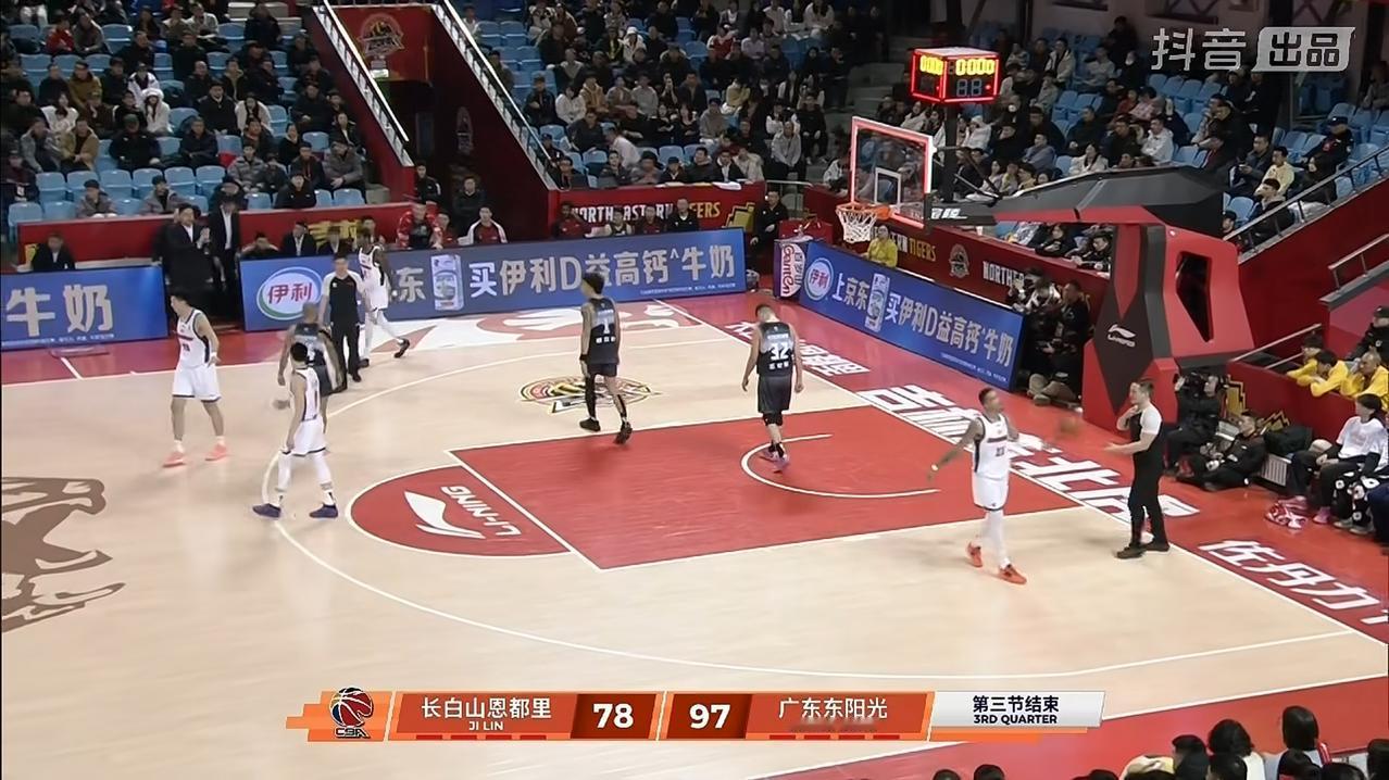 广东东阳光队差一个三分球就三节满百分！
快打旋风重现CBA！赏心悦目！
久违了，