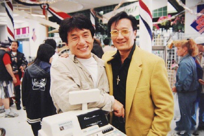 【成龙晒照悼念谢贤】成龙说谢贤在片场很照顾他 7月20日，谢霆锋发布讣告，宣布父