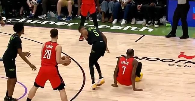 真不怪杜兰特发火吃T！
杜兰特今天的“待遇”实在让人恼火，各种被连拉带拽、连搂带